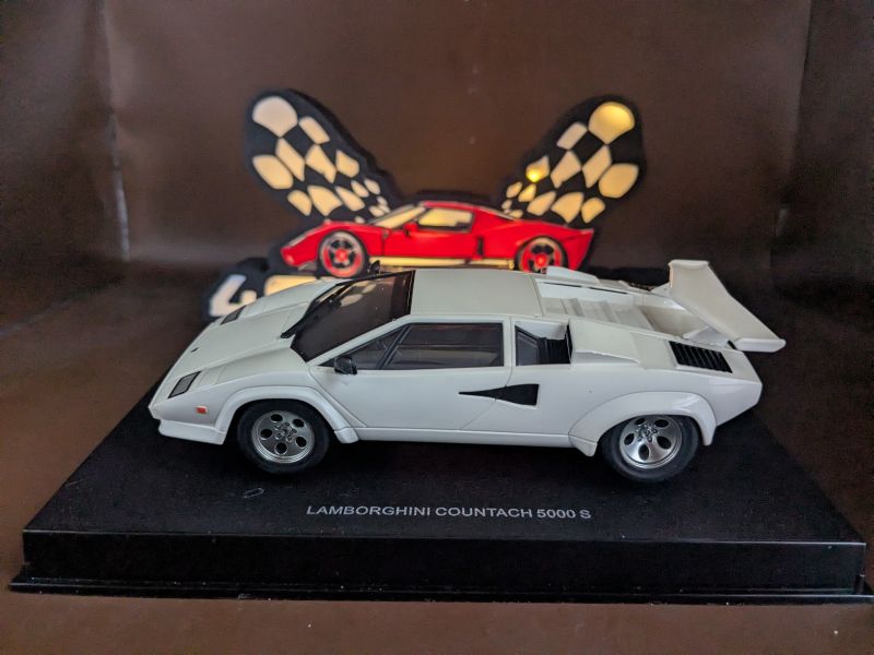 Autoart Lamborghini Countach 5000 S White *USED*